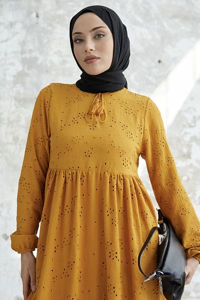 InStyle Hímzős ruha bojtárgallérral - mustár
