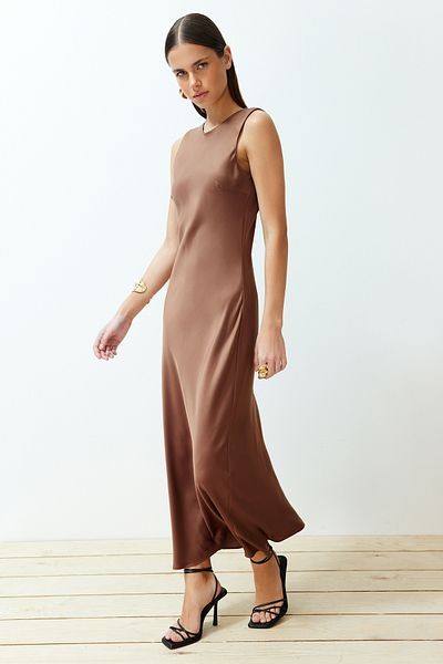 Trendyol Collection Макси тъкана рокля от кафяв гръб с детайли от сатен TWOSS24EL00070