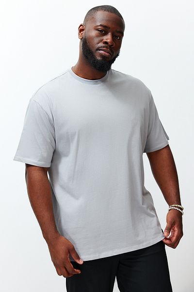 Trendyol Collection Graues Übergrößen-T-Shirt in großer Größe – 100 % LaBeled TMNSS24BF00003