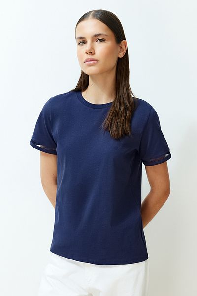 Trendyol Collection Námořnická modrá 100% bavlna Vyšívané Detailní Základní pletené tričko s výstřihem TWOSS23TS00012