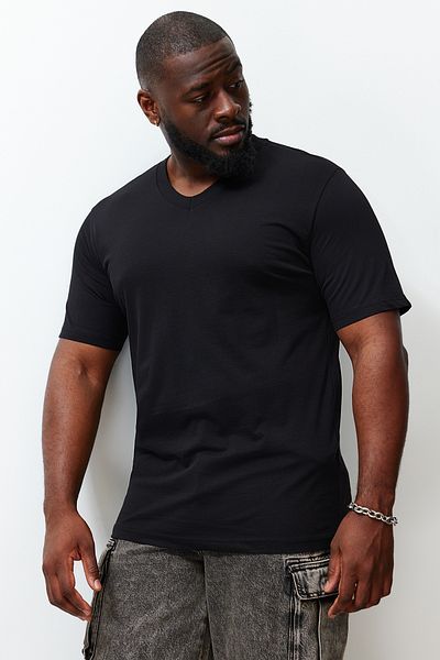 Trendyol Collection Schwarzes Slim Fit-T-Shirt aus Baumwolle mit V-Ausschnitt, große Größe - TMNSS24BF00043
