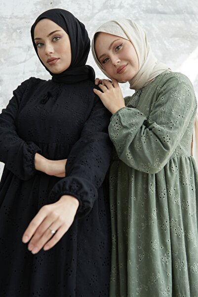 InStyle Vyšívané šaty so strapcami na golieri - čierne