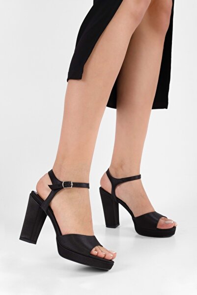 Shoeberry حذاء نسائي بكعب عالٍ من الساتان الأسود من Muna