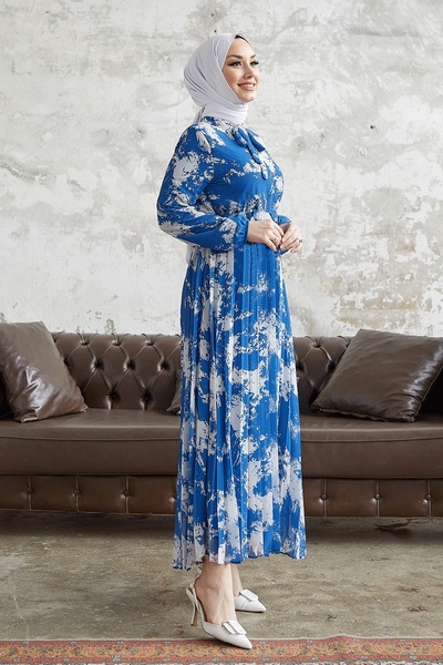 InStyle Kleid aus plissiertem Chiffon mit Diva-Kragen und Gürtel – Indigo