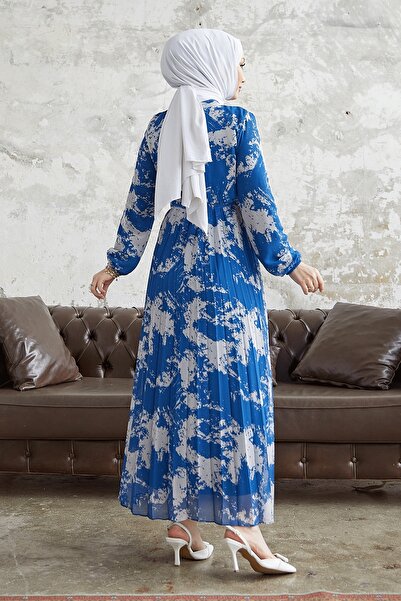 InStyle Kleid aus plissiertem Chiffon mit Diva-Kragen und Gürtel – Indigo