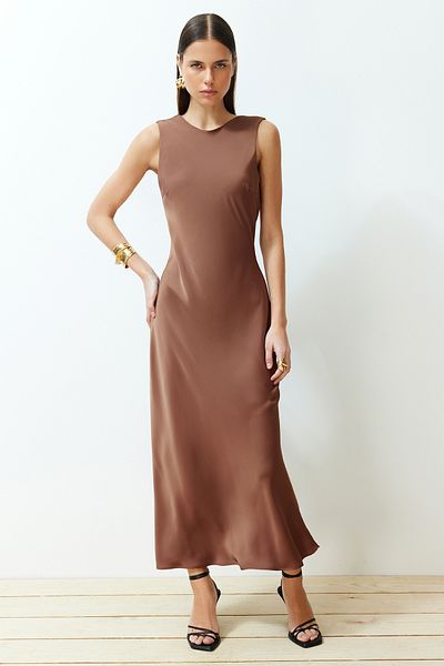 Trendyol Collection Макси тъкана рокля от кафяв гръб с детайли от сатен TWOSS24EL00070