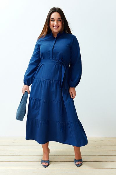 Trendyol Modest Saks – Gewebtes Kleid mit Gürtel und Chefkragen und Knopfdetail TCTSS21EL3343