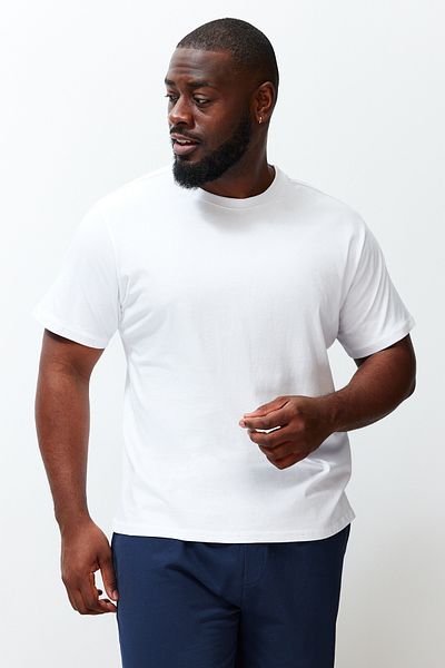 Trendyol Collection Weißes Basic-T-Shirt in Übergröße – 100 % Baumwolle, entspannte Passform TMNSS23TS00134