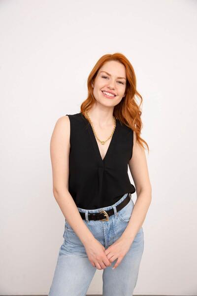 Sue Store Μαύρη μπλούζα με λαιμόκοψη σε μηδέν μανίκια