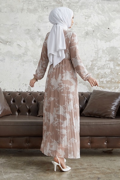 InStyle Kleid aus plissiertem Chiffon mit Diva-Kragen und Gürtel – Beige