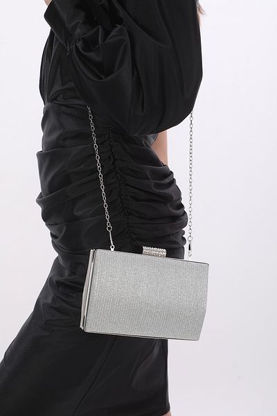 womenacs Ασημί Χρώμα με μοτίβο βραδινό φόρεμα Clutch Clutch Γυναικεία τσάντα Χρήση στο χέρι και με μακρύ λουράκι