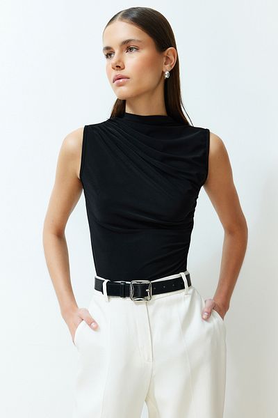 Trendyol Collection Fekete Zero Sleeve összegyűjtött testhez illeszkedő, rugalmas kötött blúz TWOSS24BZ00486