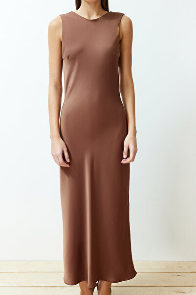 Trendyol Collection Hnědé detailní saténové maxi tkané šaty TWOSS24EL00070