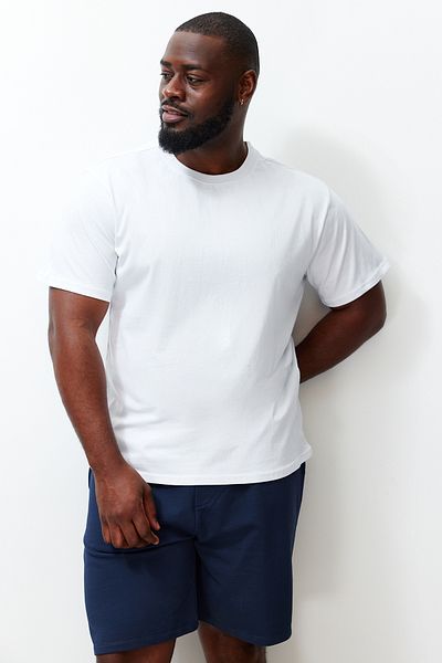 Trendyol Collection Weißes Basic-T-Shirt in Übergröße – 100 % Baumwolle, entspannte Passform TMNSS23TS00134
