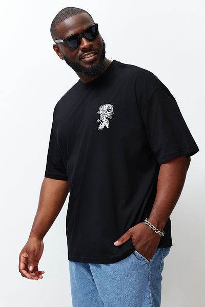 Trendyol Collection Schwarzes Oversize-T-Shirt aus 100 % Baumwolle mit Fernost-Muster, große Größe – TMNSS24BF00032
