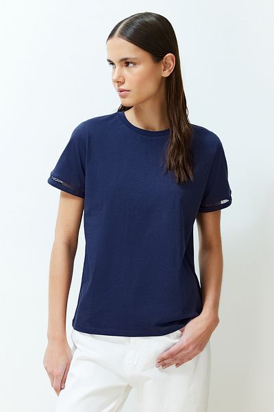 Trendyol Collection Námořnická modrá 100% bavlna Vyšívané Detailní Základní pletené tričko s výstřihem TWOSS23TS00012