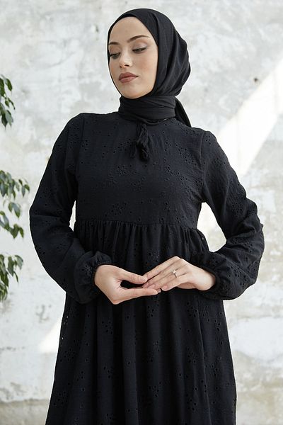 InStyle Rochie de broderie cu ciucuri la guler - neagra