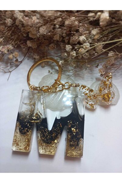 demirbasavm سلسلة مفاتيح مصنوعة يدويًا من الإيبوكسي بحرف M