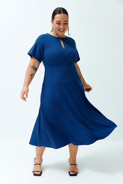 Trendyol Curve Indigoblaues, zweireihiges Midi-Strickkleid mit tiefem Ausschnitt und Details TBBSS24AH00090