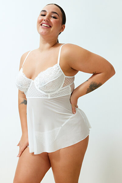 Trendyol Curve Bílý vysoce pasový krajkový balený nastavitelný Babydoll&Tanga set TBBSS24DH00001