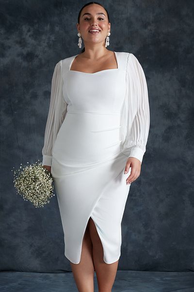 Trendyol Curve Weißes Brautkleid mit langen Ärmeln und Schlitz in Übergröße - TBBSS24AH00104
