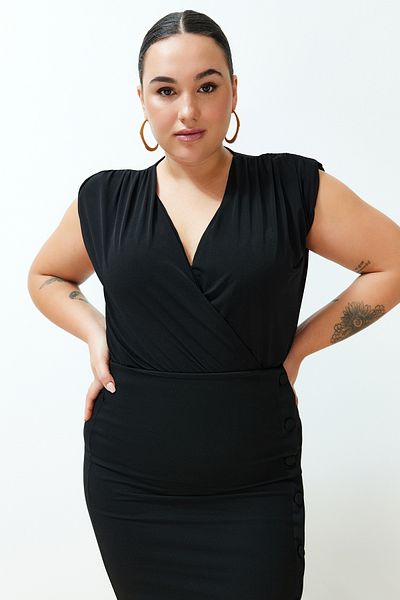 Trendyol Curve Schwarze, wattierte, zweireihige Strickbluse mit Druckknöpfen und Stretch-Kragen TBSSS24AF00064