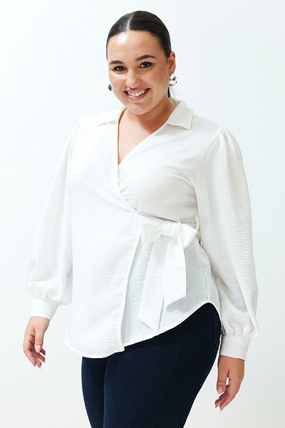 Trendyol Curve Ecrufarbene, zweireihige Bluse aus Webstoff mit Rollkragen TBBSS24AF00043