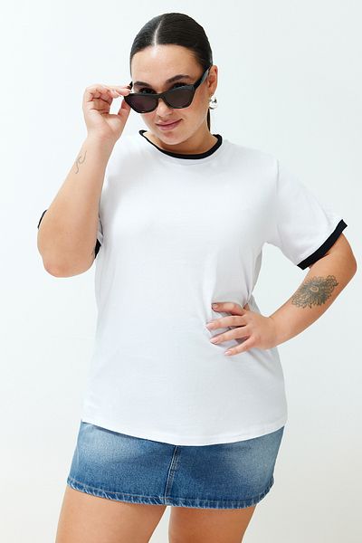 Trendyol Curve تيشيرت Boyfriend باللون الأبيض - تفاصيل كتلة الألوان، 100% قطن، TBBSS24BF00012