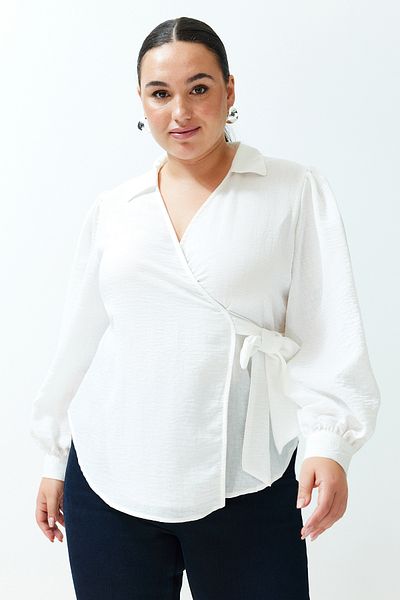 Trendyol Curve Ecrufarbene, zweireihige Bluse aus Webstoff mit Rollkragen TBBSS24AF00043
