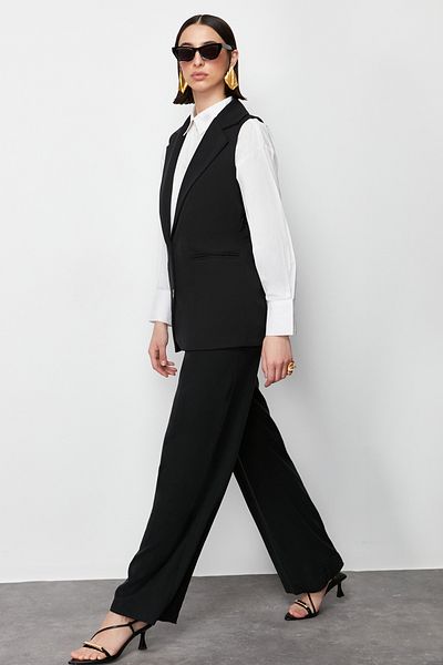 Trendyol Modest Schwarze Finike-Weste mit schlichtem Webmuster TCTSS24YL00002