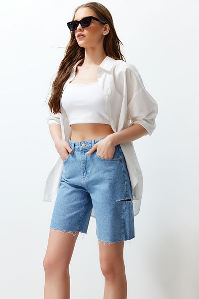 Trendyol Collection Hellblauer, zerrissener Denim-Bermuda mit hoher Taille TWOSS24SR00063