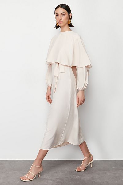 Trendyol Modest Μπεζ φόρεμα με ακρωτήριο και φύλλο με λεπτομέρειες από σατέν υφασμένο TCTSS24EB00176
