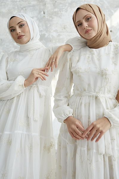 InStyle فستان شيفون مطرز بنمط ديزي - أبيض