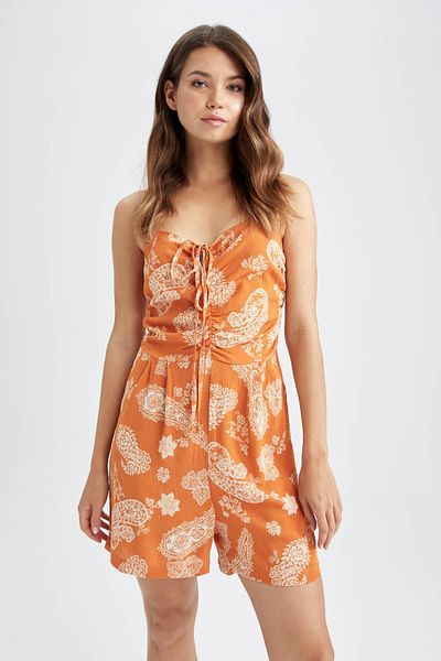 DeFacto Gerade geschnittener Mini-Jumpsuit mit quadratischem Kragen und Ethnomuster aus Crinkle-Stoff mit Trägern Y0984az22sm