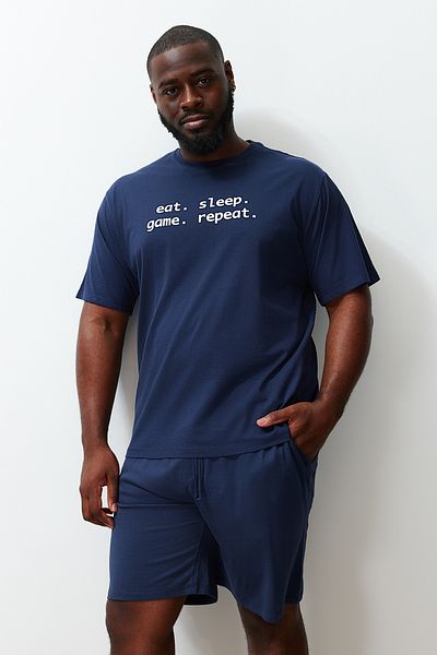 Trendyol Collection Nadměrná velikost Navy Regular Fit Pohodlný tištěný slogan Pletené šortky Sada pyžama TMNSS23PT00013