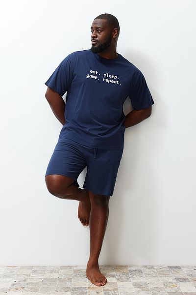 Trendyol Collection Nadměrná velikost Navy Regular Fit Pohodlný tištěný slogan Pletené šortky Sada pyžama TMNSS23PT00013