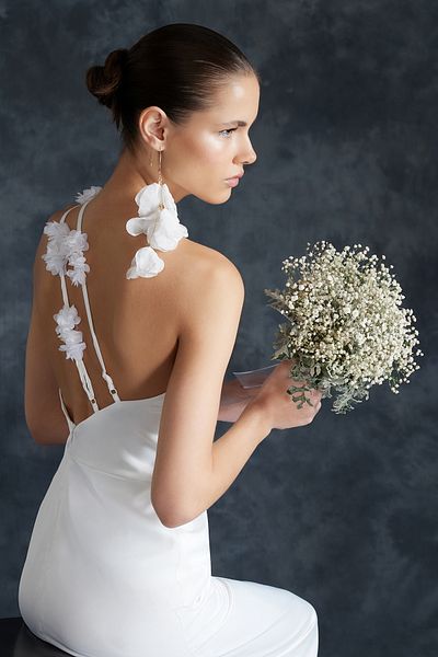 Trendyol Collection Бяла сатенена дълга вечерна рокля с A-кройка и роза - TPRSS24AE00029