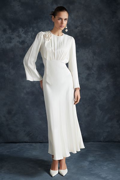 Trendyol Modest Abendkleid aus gewebtem Satin – Cremefarbenes Rosendetail, für Hochzeiten und besondere Anlässe TCTSS24DB00043