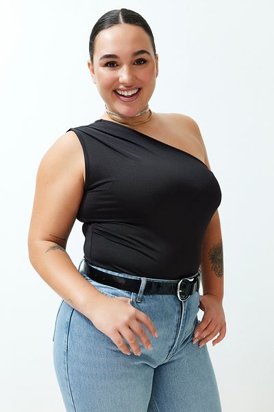 Trendyol Curve Schwarzer gestrickter Body mit asymmetrischem Kragen und Druckknöpfen unten TBSSS24AF00066