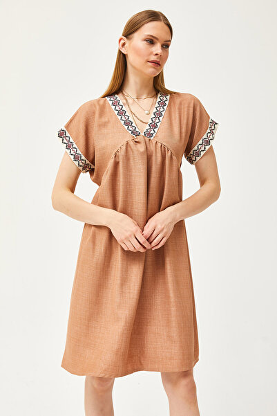 Olalook Γυναικείο φόρεμα με δαντέλα με δαντέλα με γιακά καμήλα ELB-19002077