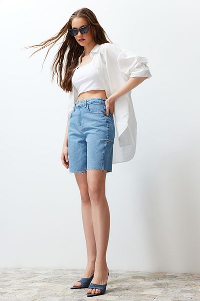 Trendyol Collection Hellblauer, zerrissener Denim-Bermuda mit hoher Taille TWOSS24SR00063