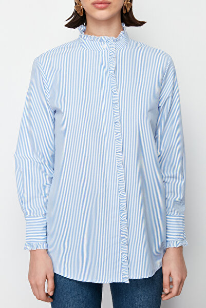 Trendyol Collection Modrá pruhovaná tkaná košile s volánovým detailem na légačce a límci TWOSS24GO00083