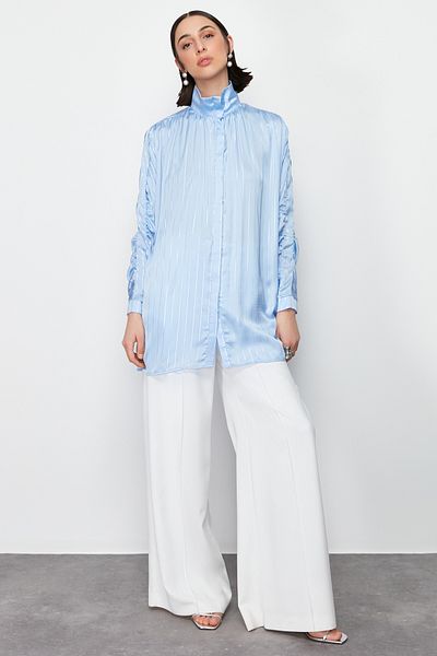 Trendyol Modest Blaues, glitzerndes, gewebtes Hemd mit gestreiften Ärmeln und Raffungen TCTSS24TG00057