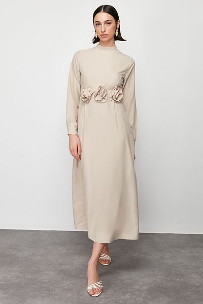 Trendyol Modest Nerzfarbenes, gewebtes Satinkleid mit Gürtel und Rosendetail TCTSS24EB00177