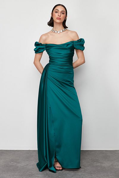 Trendyol Collection Langes smaragdgrünes Satin-Abendkleid – Stilvolles Design TPRSS24AE00113