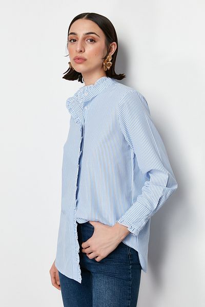 Trendyol Collection Modrá pruhovaná tkaná košile s volánovým detailem na légačce a límci TWOSS24GO00083