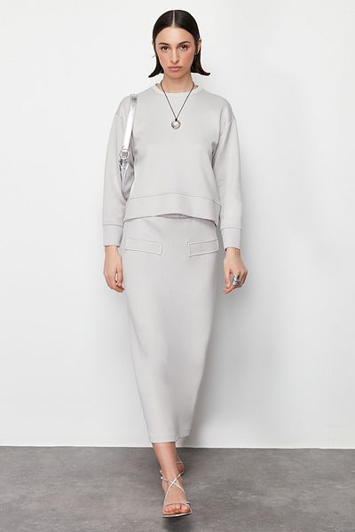 Trendyol Modest طقم تنورة منسوجة باللون الرمادي من قماش سكوبا - TCTSS24US00039