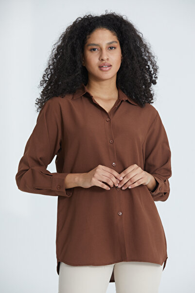 DEFES قميص نسائي بني بأكمام طويلة وياقة قميص كريب منسوج أساسي كبير الحجم