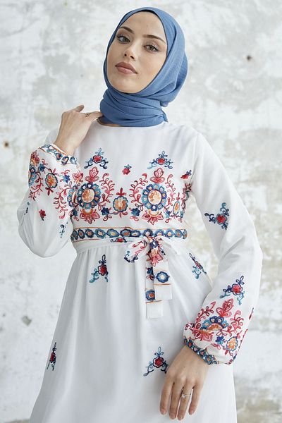 InStyle فستان شيفون بتنورة مطرزة - أبيض