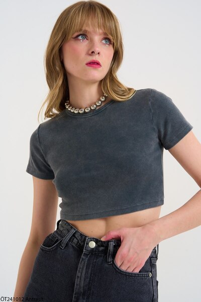 Liora تيشيرت نسائي قصير برقبة دائرية قابل للغسل باللون الفحمي